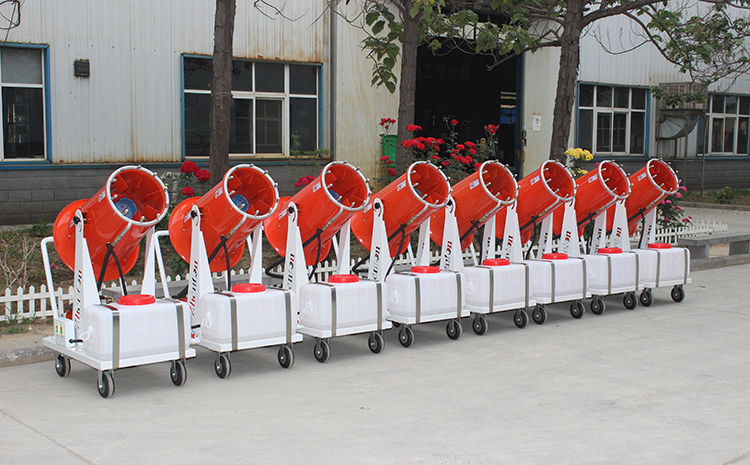 移动远程雾炮机在接电源和水源时有何注意要点？