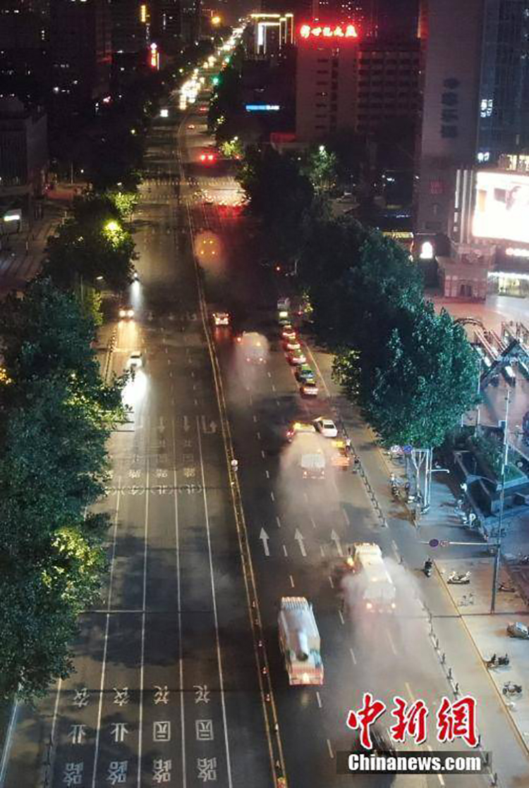 郑州进行全市集中防疫消杀，雾炮车同时作业