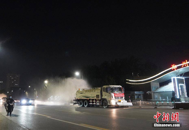 郑州进行全市集中防疫消杀，雾炮车同时作业