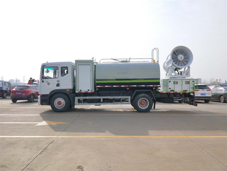 郑通雾炮机厂家生产研发车载式雾炮机实拍图