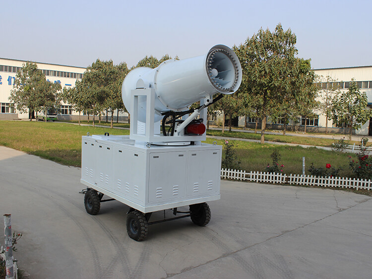 郑通带移动式雾炮机实拍-自带大容量水箱