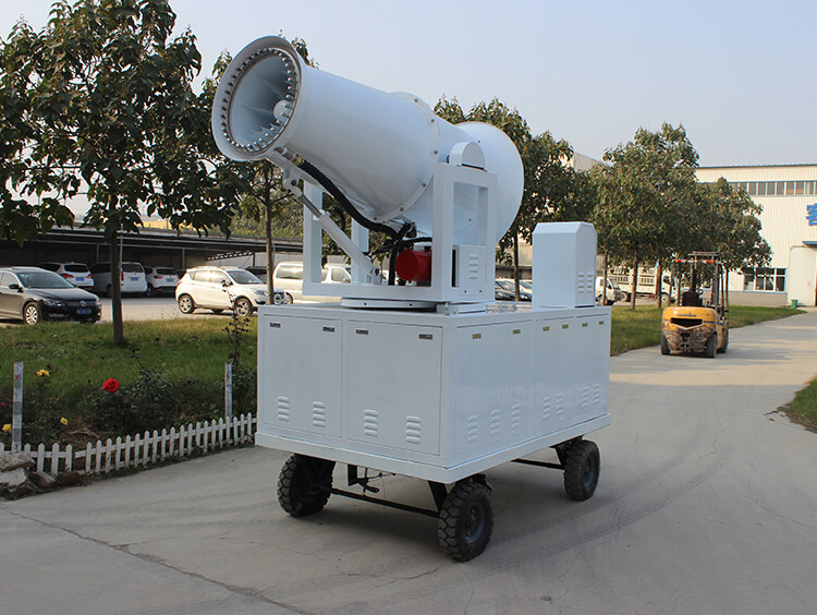 郑通带移动式雾炮机实拍-自带大容量水箱