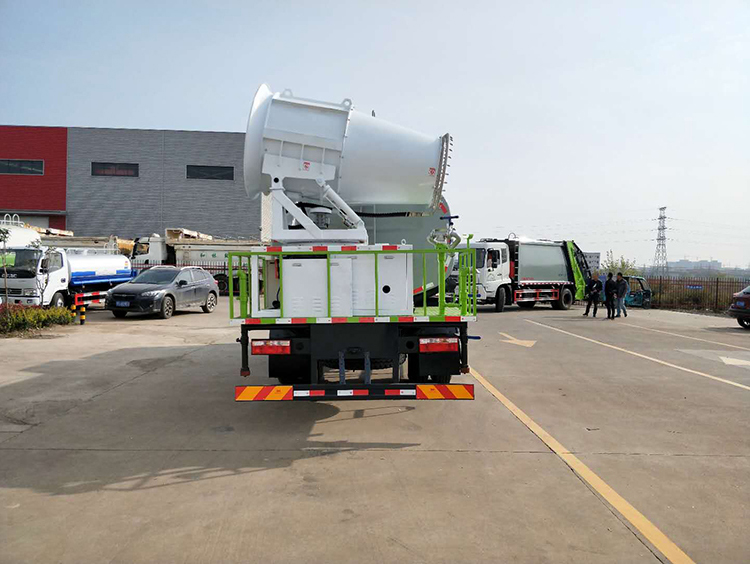 远程车载式雾炮机厂区降尘降温作业现场
