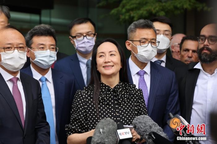 图为孟晚舟当日在位于加拿大温哥华的不列颠哥伦比亚省高等法院门前向媒体发表声明。 中新社记者 余瑞冬 摄.jpg